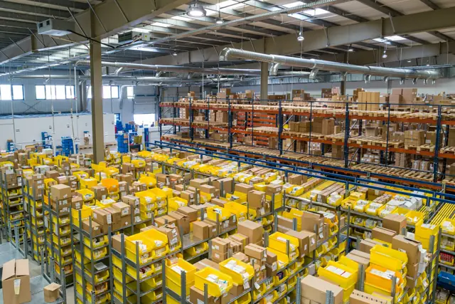 Almacén industrial con cadena de suministro organizada