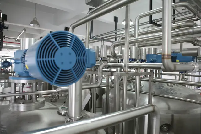 Maquinaria de una planta industrial de procesos